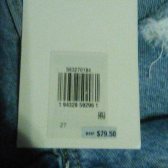 COPY - NWT Size:27 Levi’s 501 High-Rise light wash distressed Denim Shorts - Picture 4 of 8